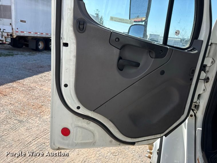 image for item FV2001 2014 Freightliner M2106 box truck