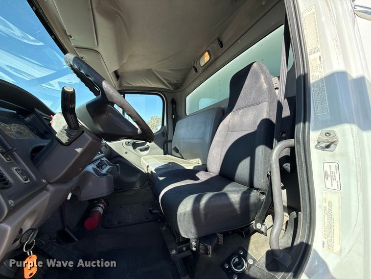 image for item FV2001 2014 Freightliner M2106 box truck