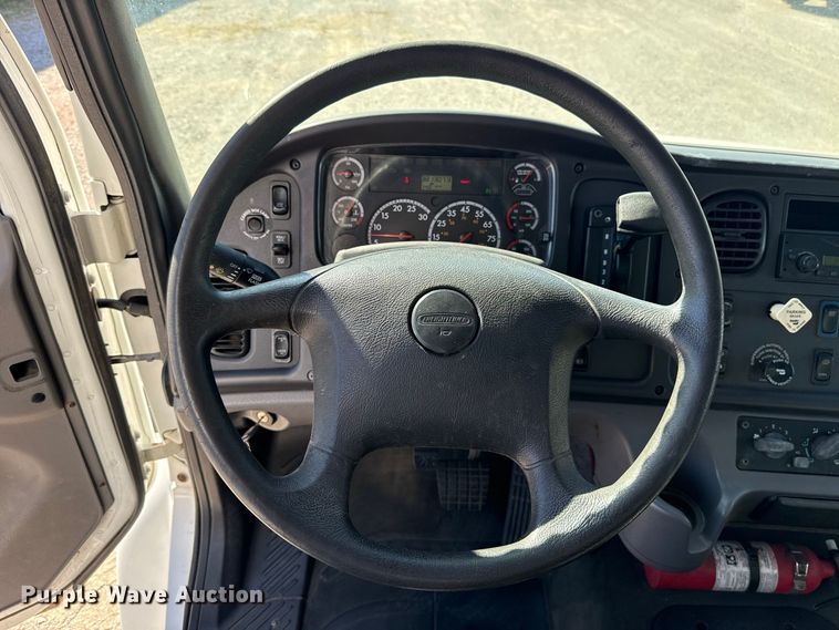 image for item FV2001 2014 Freightliner M2106 box truck