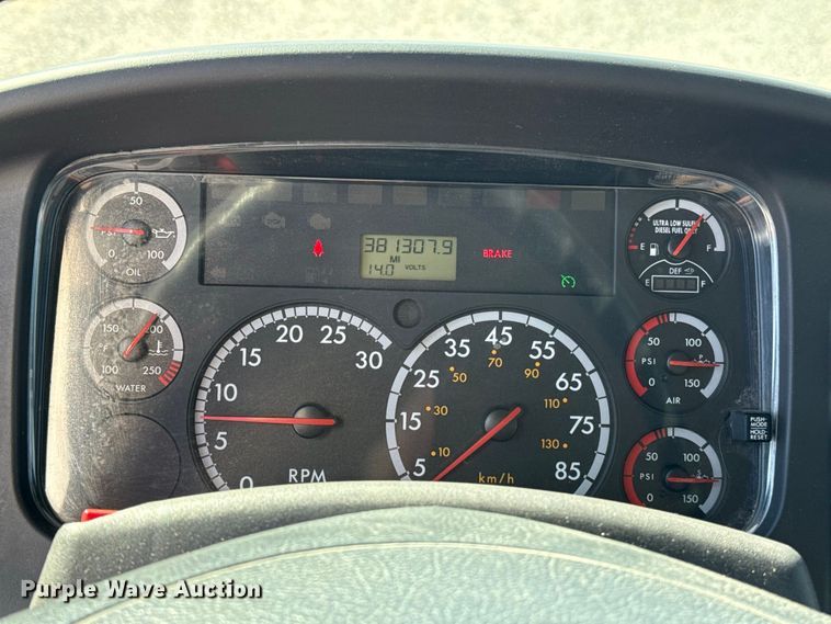 image for item FV2001 2014 Freightliner M2106 box truck
