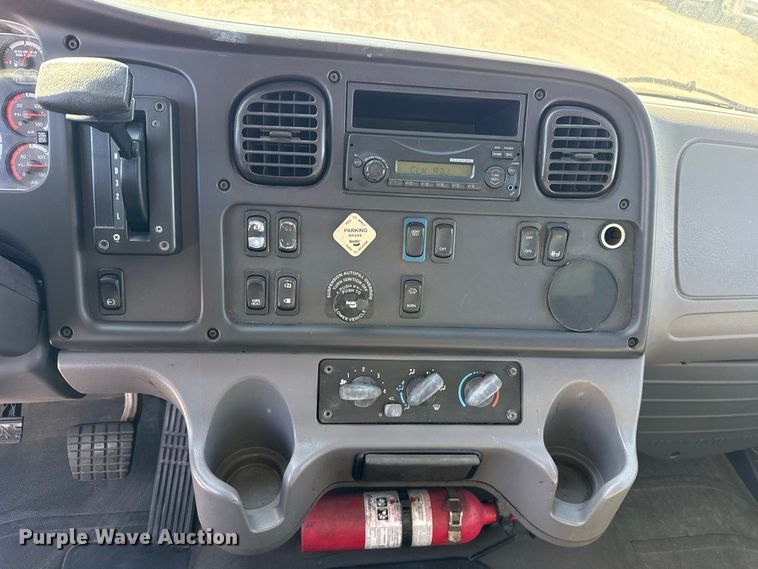 image for item FV2001 2014 Freightliner M2106 box truck