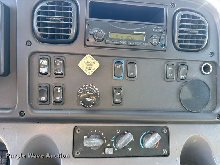 image for item FV2001 2014 Freightliner M2106 box truck
