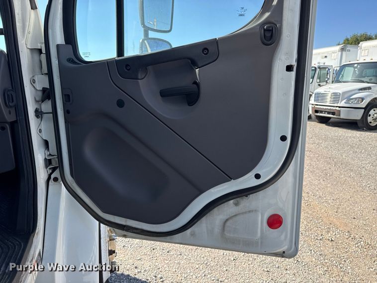 image for item FV2001 2014 Freightliner M2106 box truck