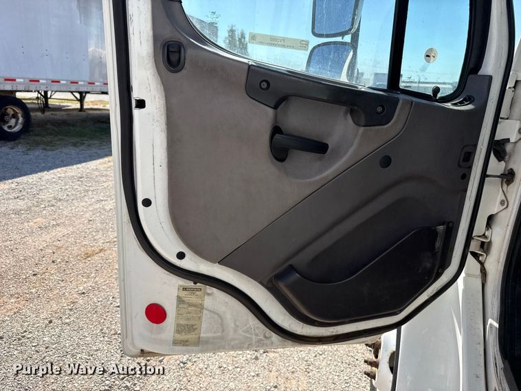 image for item FV2002 2015 Freightliner Business Class M2 box truck