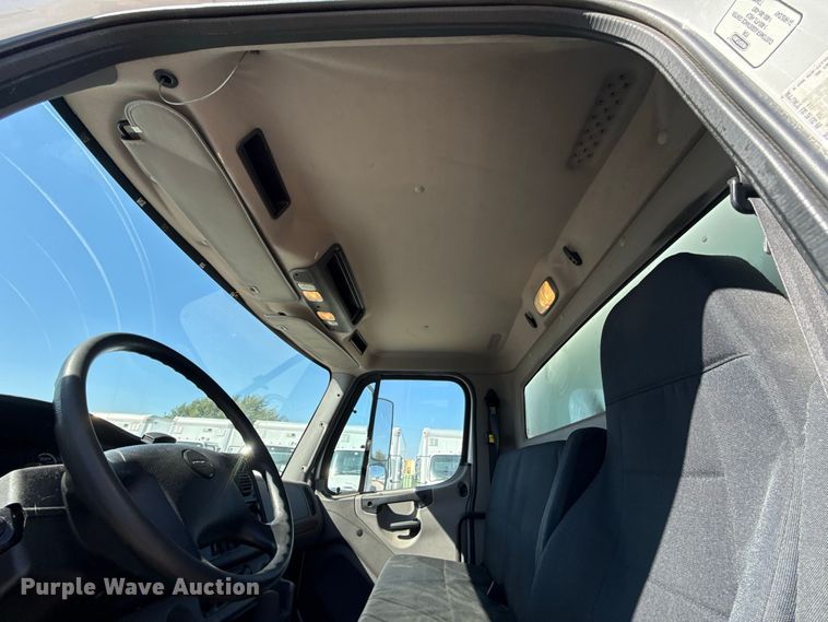 image for item FV2002 2015 Freightliner Business Class M2 box truck