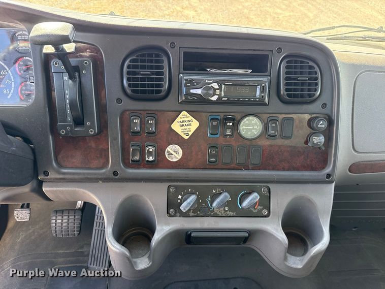 image for item FV2002 2015 Freightliner Business Class M2 box truck