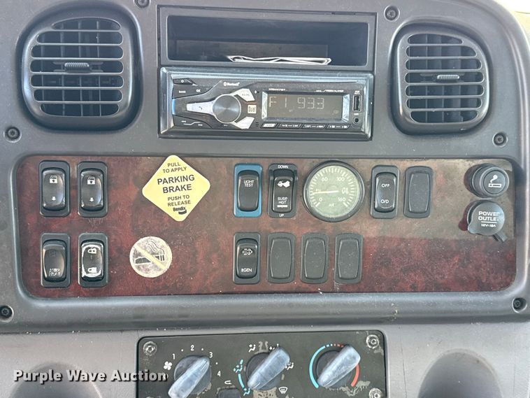 image for item FV2002 2015 Freightliner Business Class M2 box truck