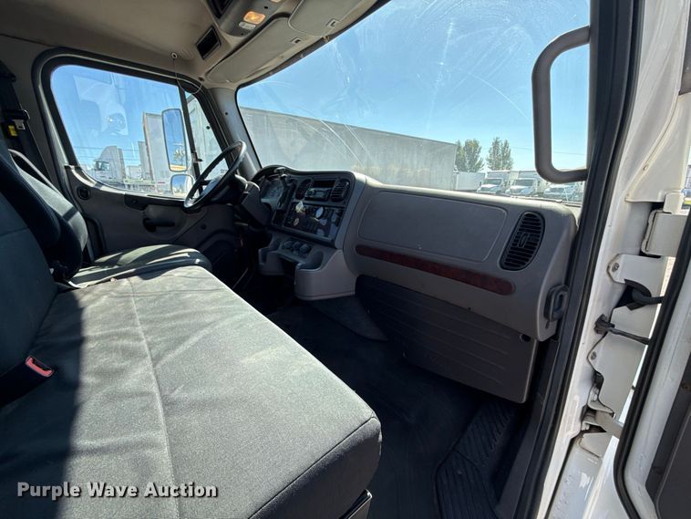 image for item FV2002 2015 Freightliner Business Class M2 box truck