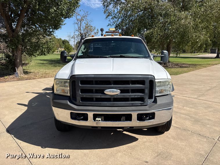 image for item FV2040 2007 Ford F550 Super Duty flatbed truck