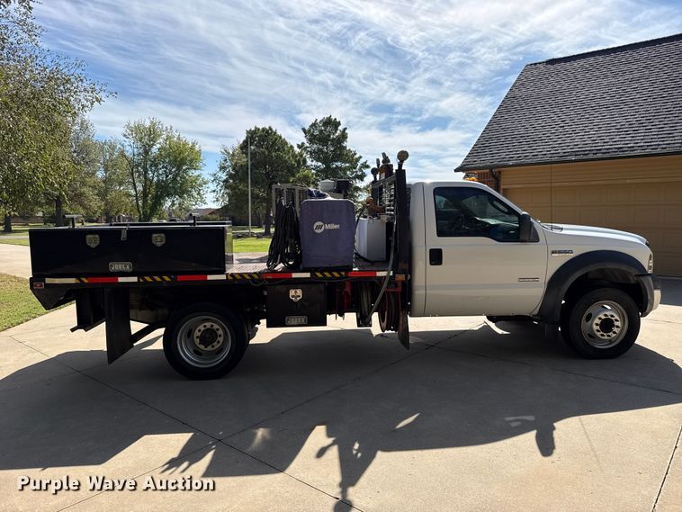 image for item FV2040 2007 Ford F550 Super Duty flatbed truck