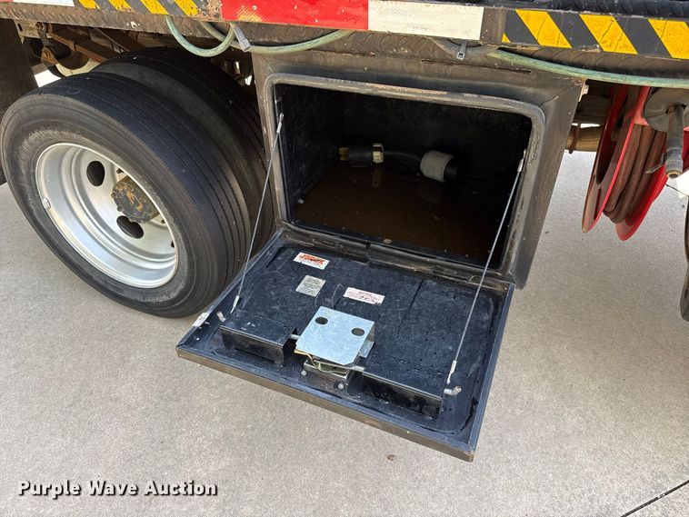 image for item FV2040 2007 Ford F550 Super Duty flatbed truck