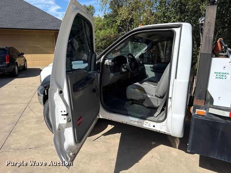 image for item FV2040 2007 Ford F550 Super Duty flatbed truck