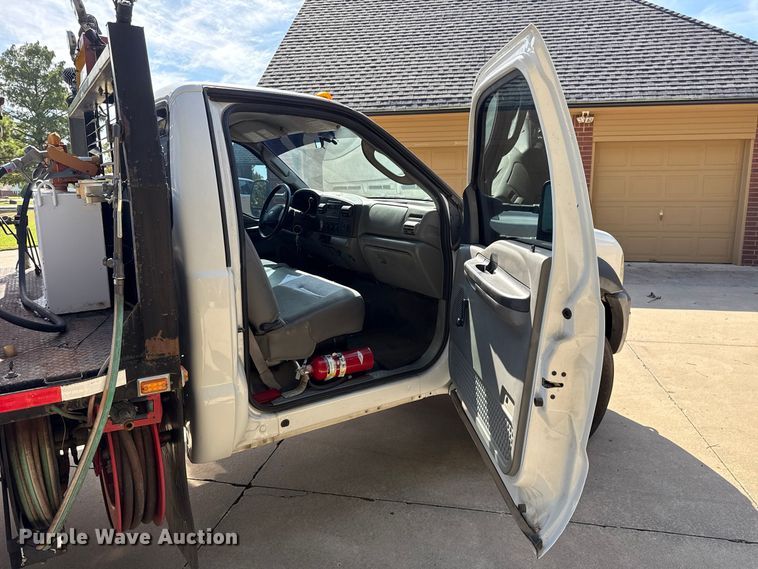 image for item FV2040 2007 Ford F550 Super Duty flatbed truck