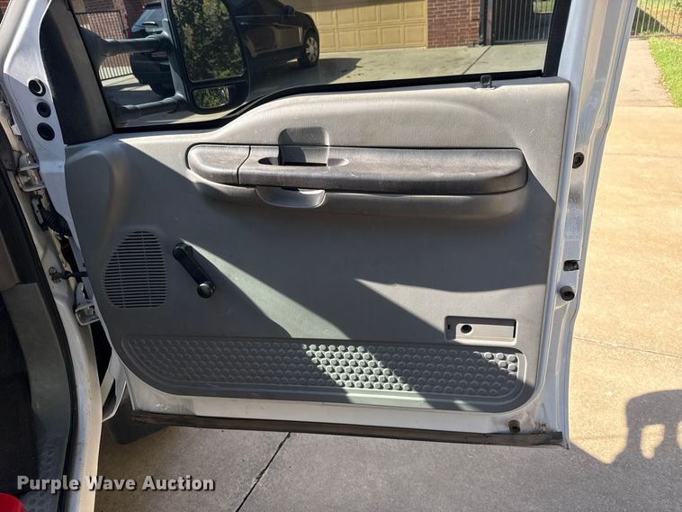 image for item FV2040 2007 Ford F550 Super Duty flatbed truck