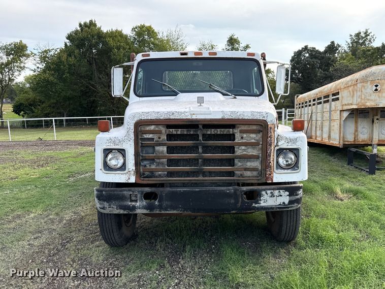 image for item FV2114 1981 International 1854 flatbed truck