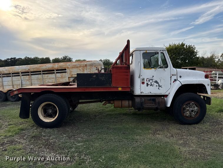 image for item FV2114 1981 International 1854 flatbed truck