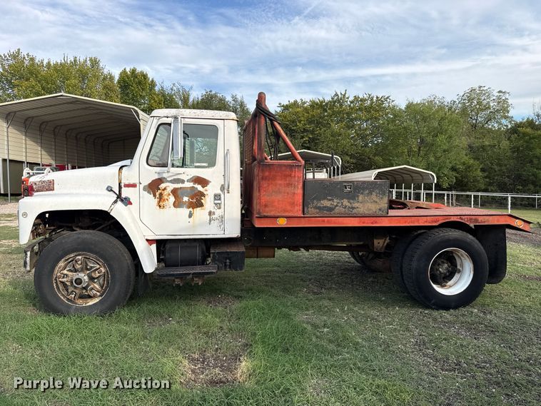 image for item FV2114 1981 International 1854 flatbed truck