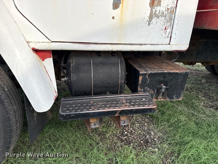 image for item FV2114 1981 International 1854 flatbed truck
