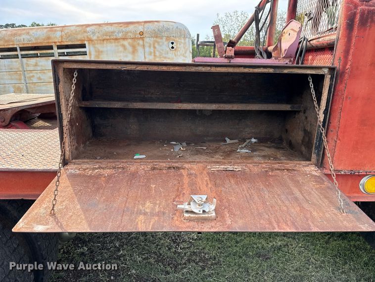 image for item FV2114 1981 International 1854 flatbed truck