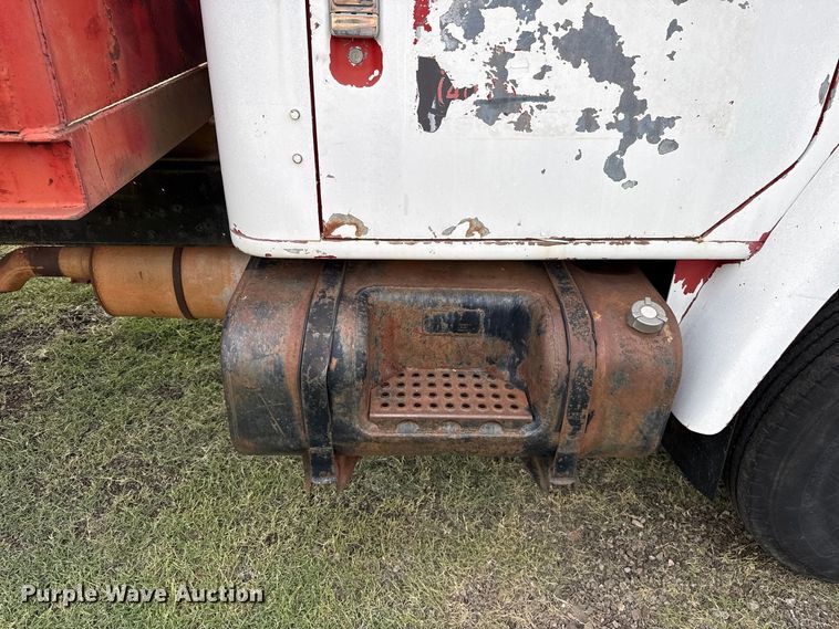 image for item FV2114 1981 International 1854 flatbed truck