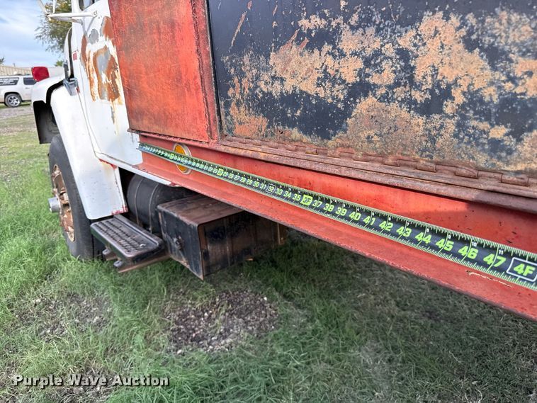 image for item FV2114 1981 International 1854 flatbed truck