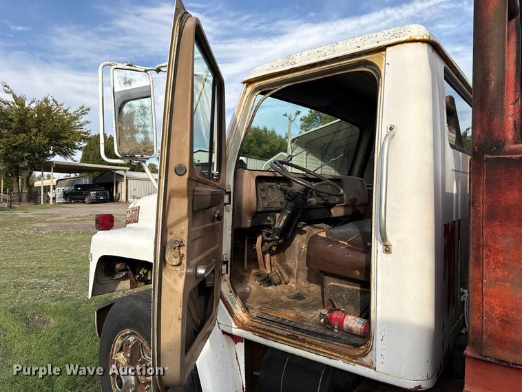 image for item FV2114 1981 International 1854 flatbed truck