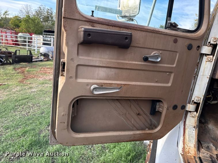 image for item FV2114 1981 International 1854 flatbed truck