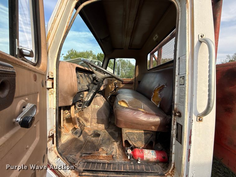 image for item FV2114 1981 International 1854 flatbed truck
