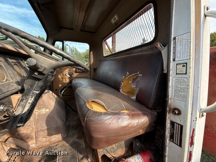image for item FV2114 1981 International 1854 flatbed truck