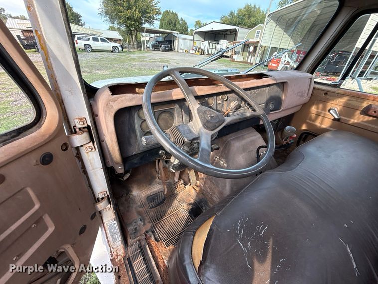 image for item FV2114 1981 International 1854 flatbed truck