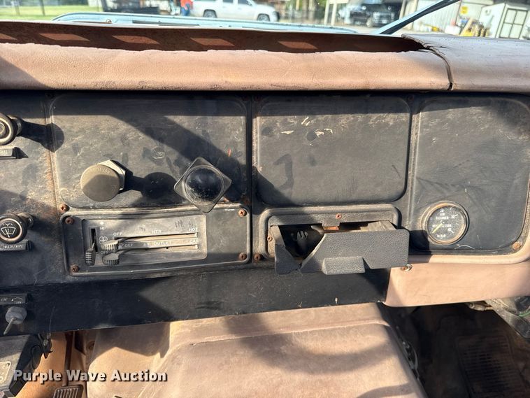 image for item FV2114 1981 International 1854 flatbed truck