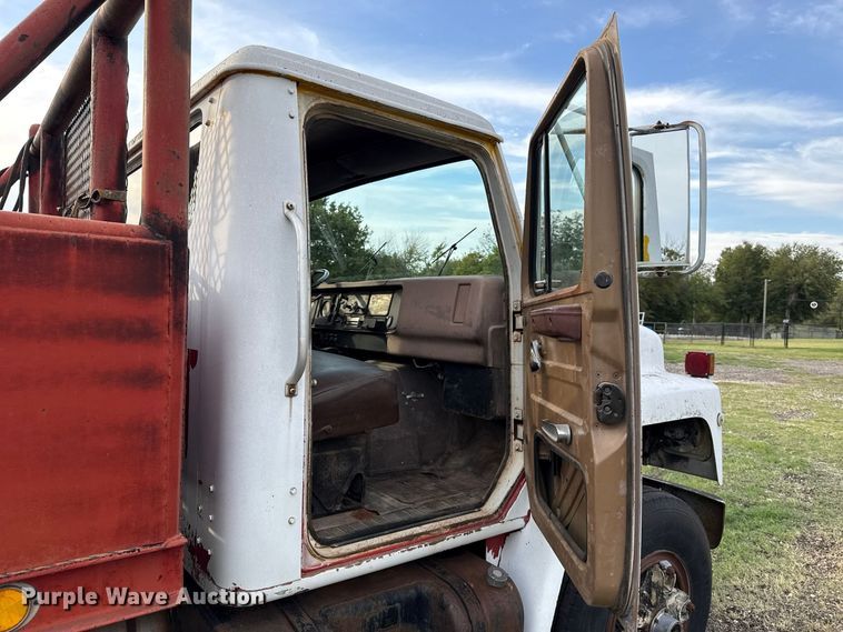 image for item FV2114 1981 International 1854 flatbed truck