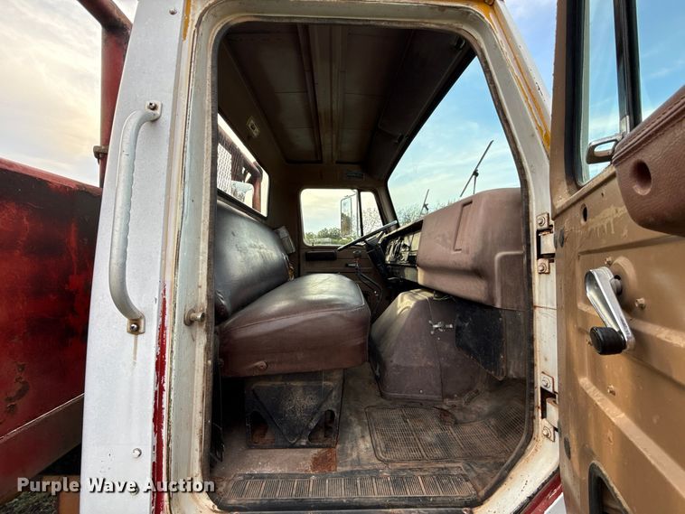 image for item FV2114 1981 International 1854 flatbed truck