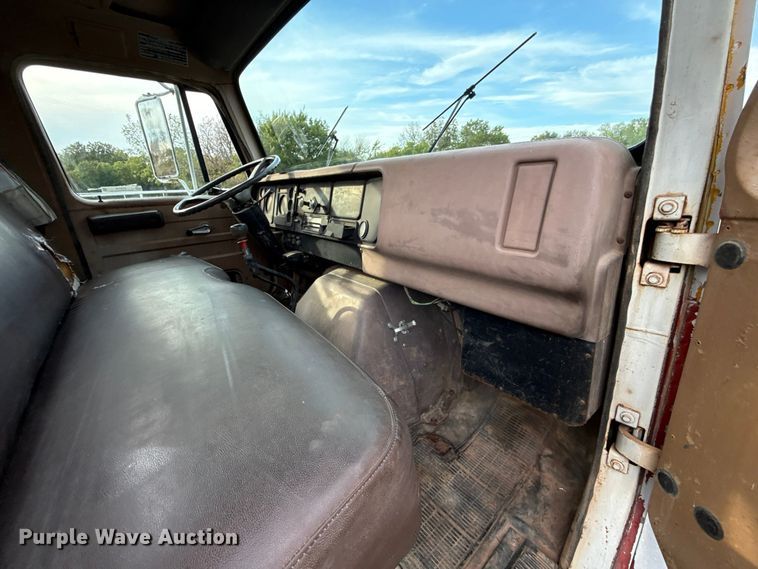 image for item FV2114 1981 International 1854 flatbed truck