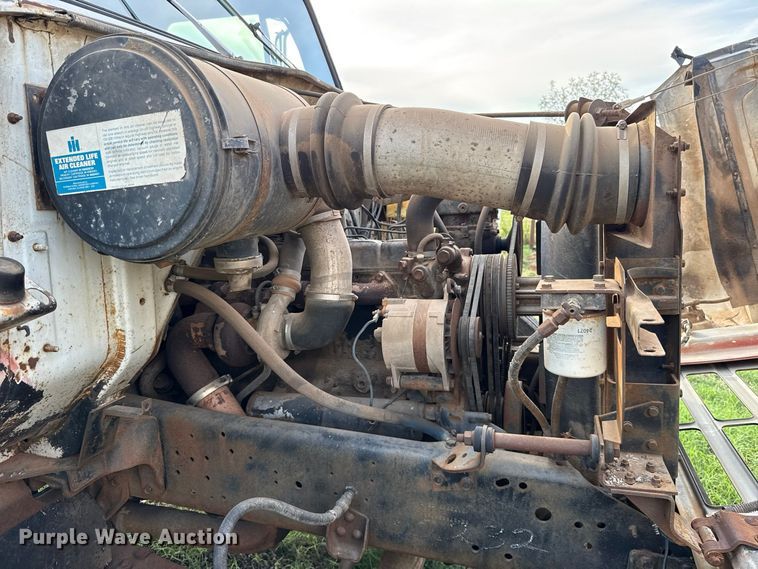 image for item FV2114 1981 International 1854 flatbed truck