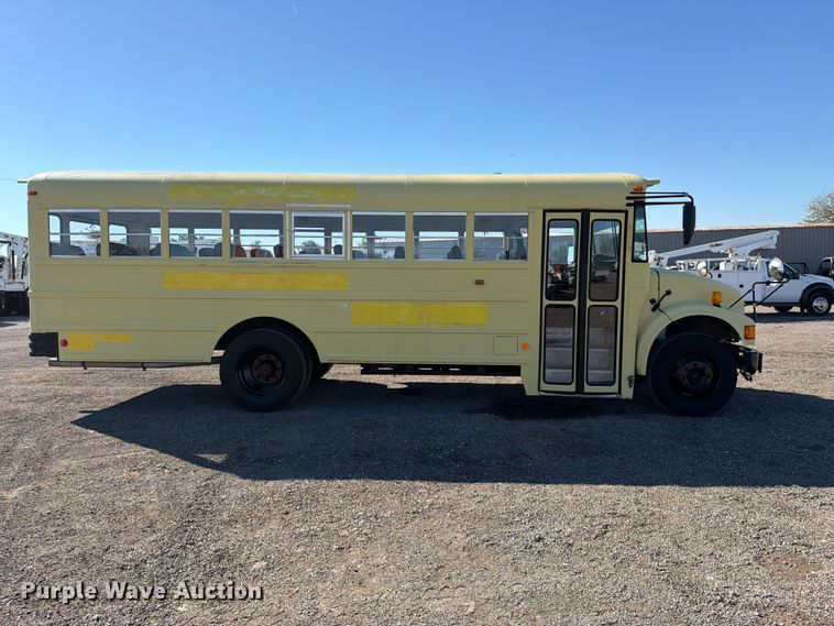 image for item FW3540 2001 International 3000IC school bus