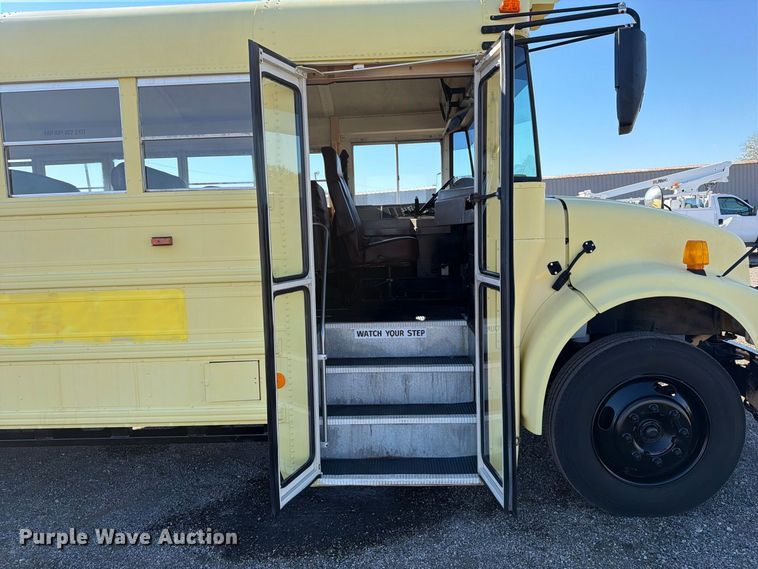 image for item FW3540 2001 International 3000IC school bus