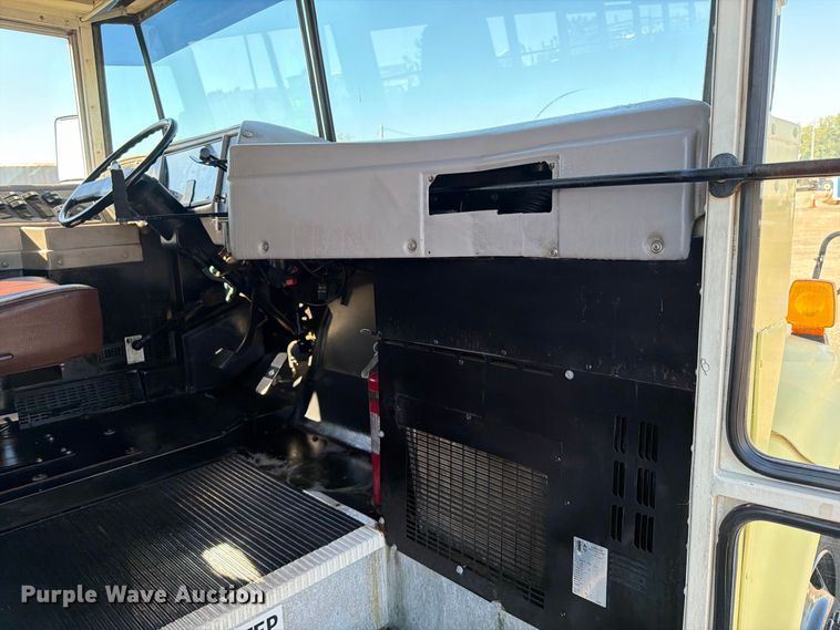 image for item FW3540 2001 International 3000IC school bus