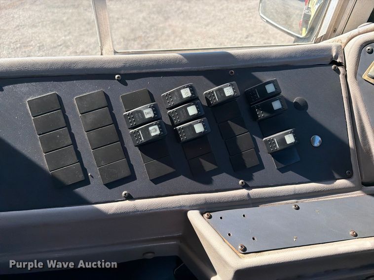 image for item FW3540 2001 International 3000IC school bus