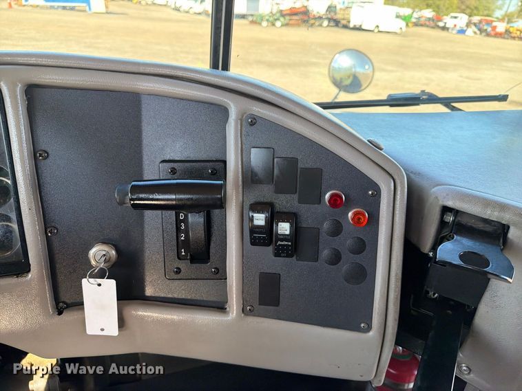 image for item FW3540 2001 International 3000IC school bus