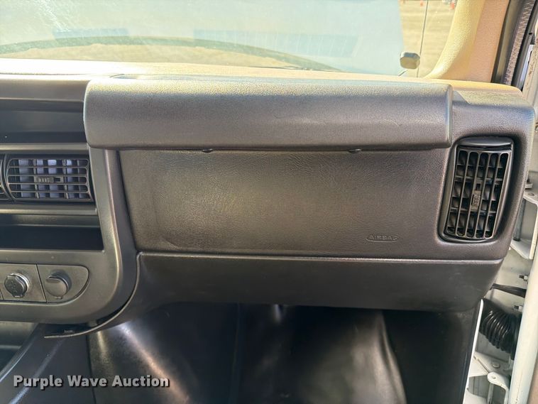 image for item FW3546 2016 Chevrolet Express 4500 refrigerated delivery truck