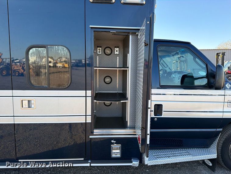 image for item FW3548 2010 Ford E450 ambulance