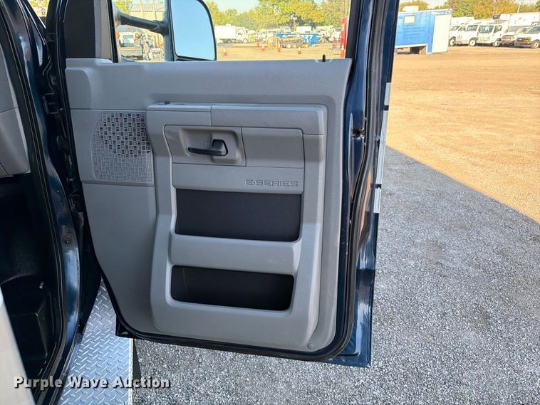 image for item FW3548 2010 Ford E450 ambulance