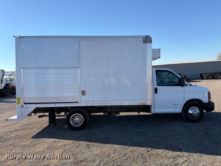 image for item FW3549 2015 Chevrolet Express 4500 box truck