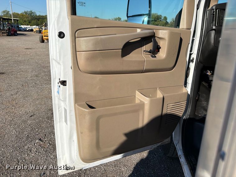 image for item FW3549 2015 Chevrolet Express 4500 box truck