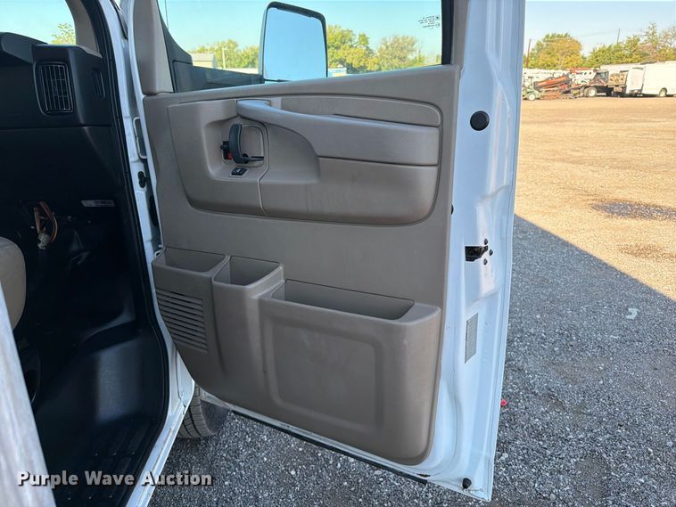 image for item FW3549 2015 Chevrolet Express 4500 box truck