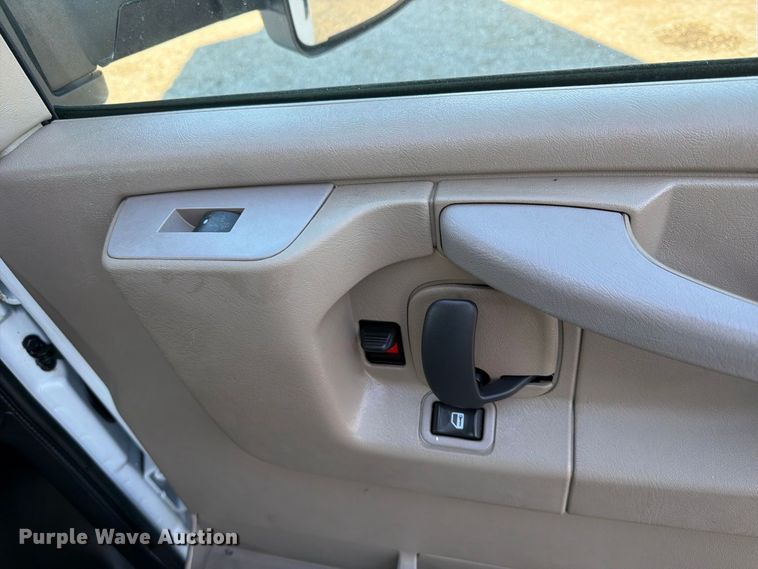 image for item FW3549 2015 Chevrolet Express 4500 box truck