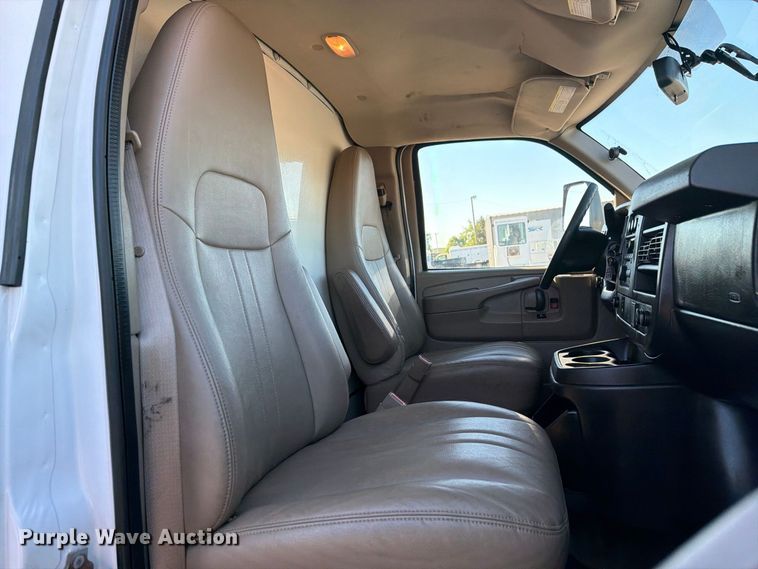 image for item FW3549 2015 Chevrolet Express 4500 box truck