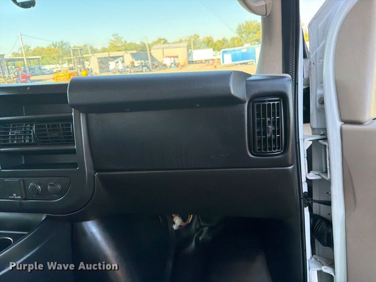 image for item FW3549 2015 Chevrolet Express 4500 box truck