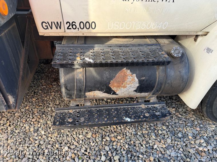 image for item YA4633 2007 International 4300 rollback truck